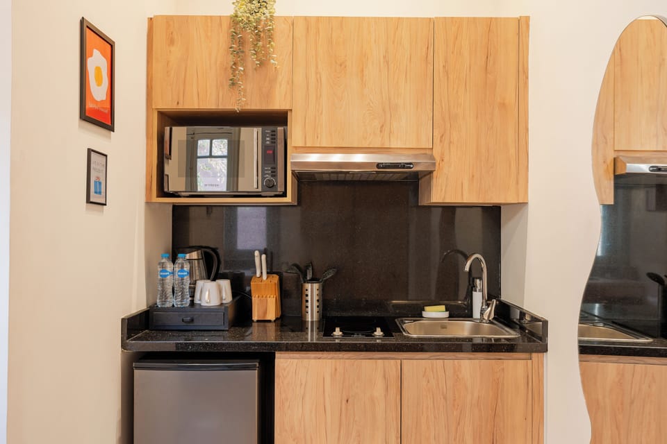 Standard Studio | Private kitchen | Fridge, microwave, oven, cookware/dishes/utensils