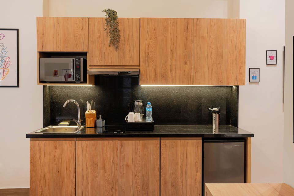 Studio, 1 King Bed | Private kitchen | Fridge, microwave, oven, cookware/dishes/utensils