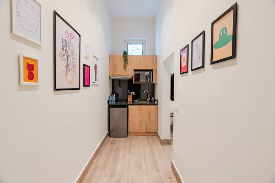 Economy Studio | Private kitchen | Fridge, microwave, oven, cookware/dishes/utensils