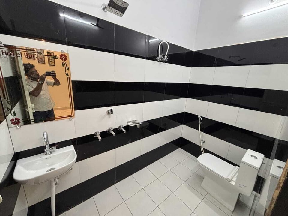 Standard Room | Bathroom | Shower, towels, soap, shampoo