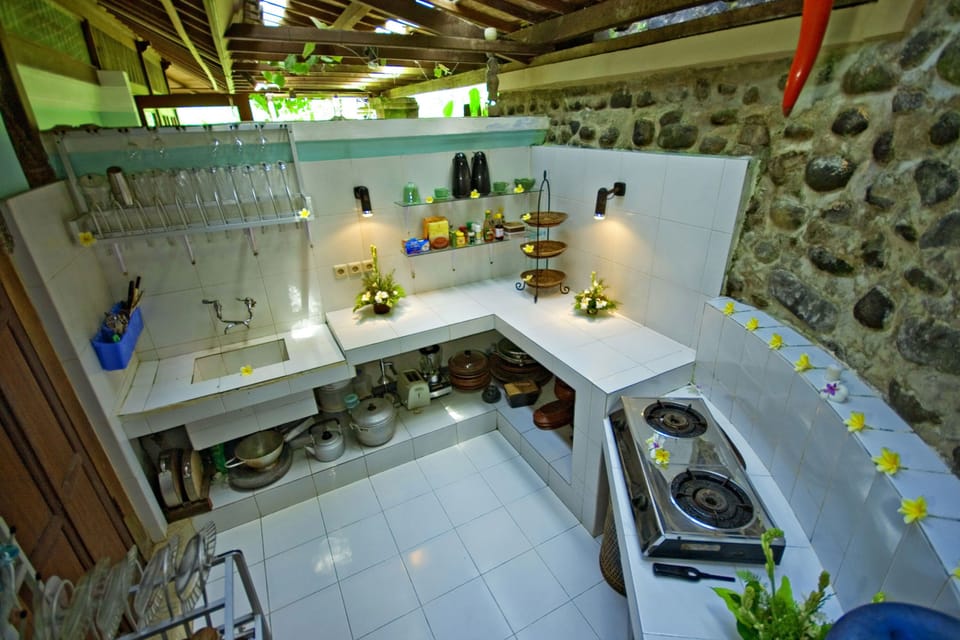 Full-size fridge, microwave, stovetop, dishwasher