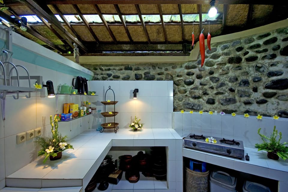Full-size fridge, microwave, stovetop, dishwasher