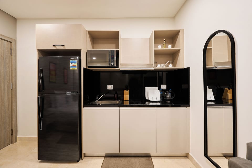 Superior Studio, Courtyard View | Private kitchen | Fridge, microwave, stovetop, cookware/dishes/utensils