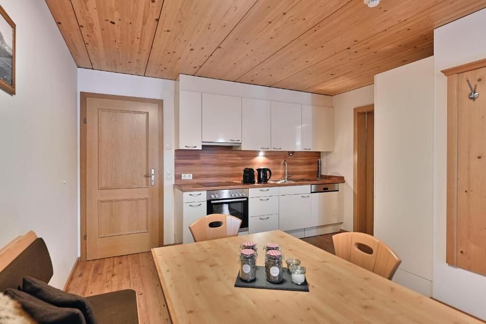 Comfort Apartment, Mountain View | Private kitchen | Fridge, cookware/dishes/utensils