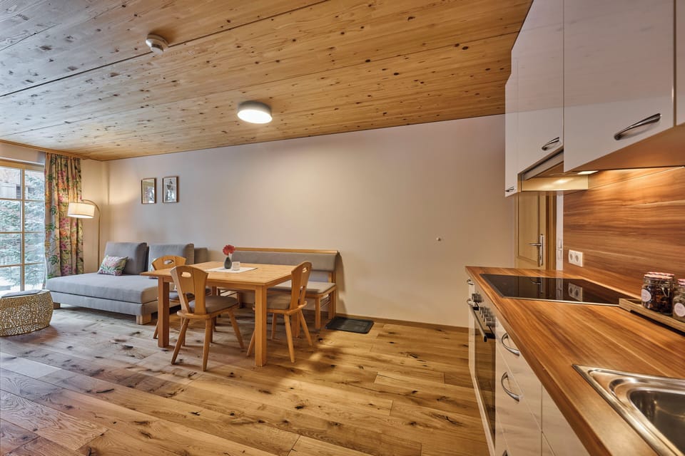 Fridge, cookware/dishes/utensils