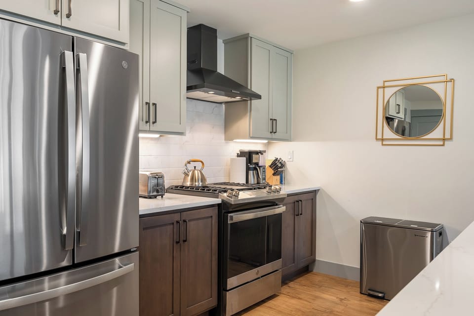 Beautiful and well designed kitchen, will take care of all your cooking needs.