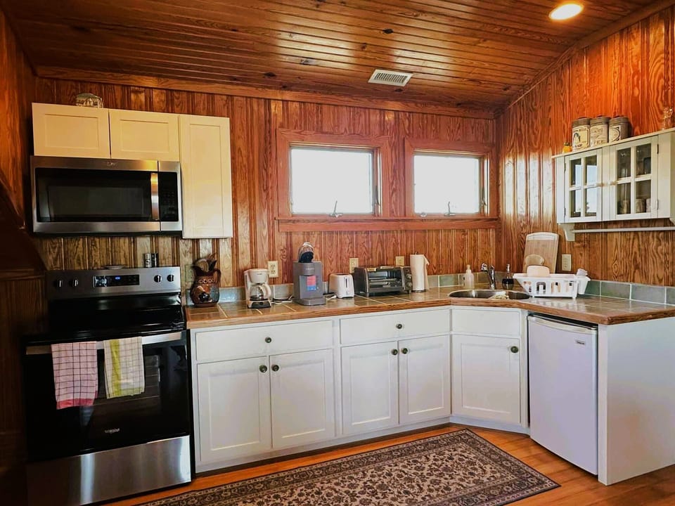 Kitchen w/ dishwasher