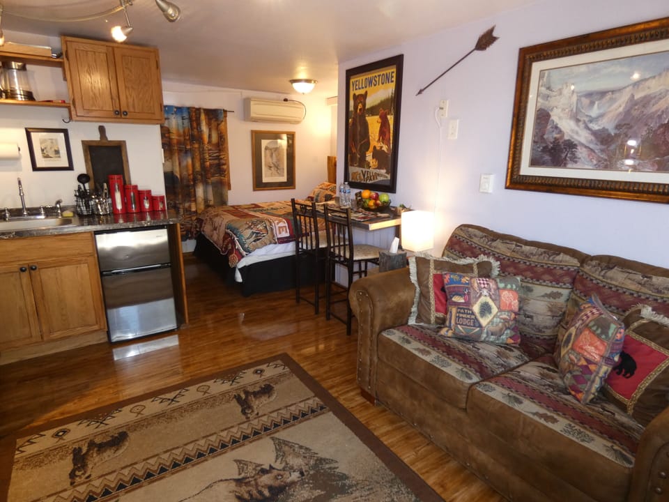 Deluxe Studio | Living area | Flat-screen TV