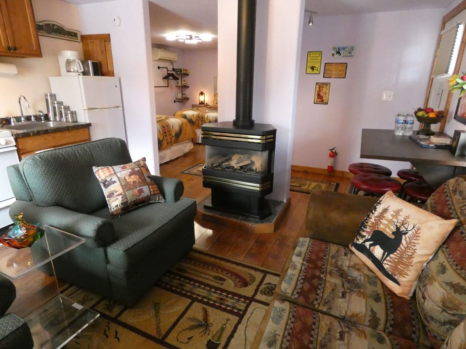 Deluxe Double Room | Living area | Flat-screen TV