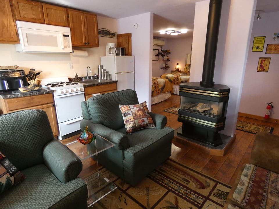 Deluxe Double Room | Living area | Flat-screen TV