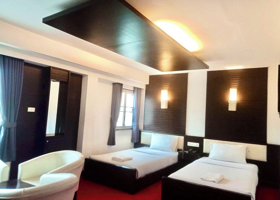 Superior Twin Room | Desk, bed sheets, wheelchair access