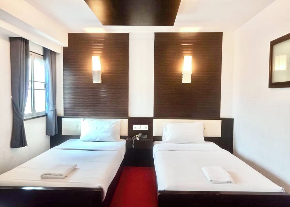 Superior Twin Room | Desk, bed sheets, wheelchair access