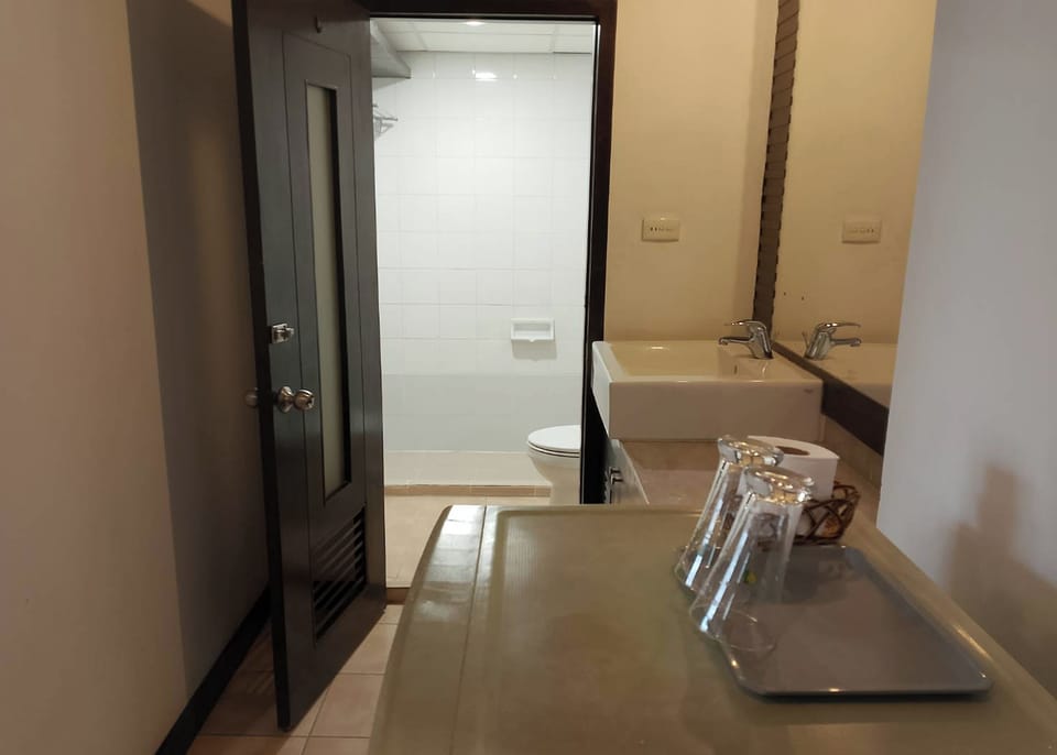 Superior Twin Room | Bathroom | Shower, rainfall showerhead, free toiletries, bathrobes
