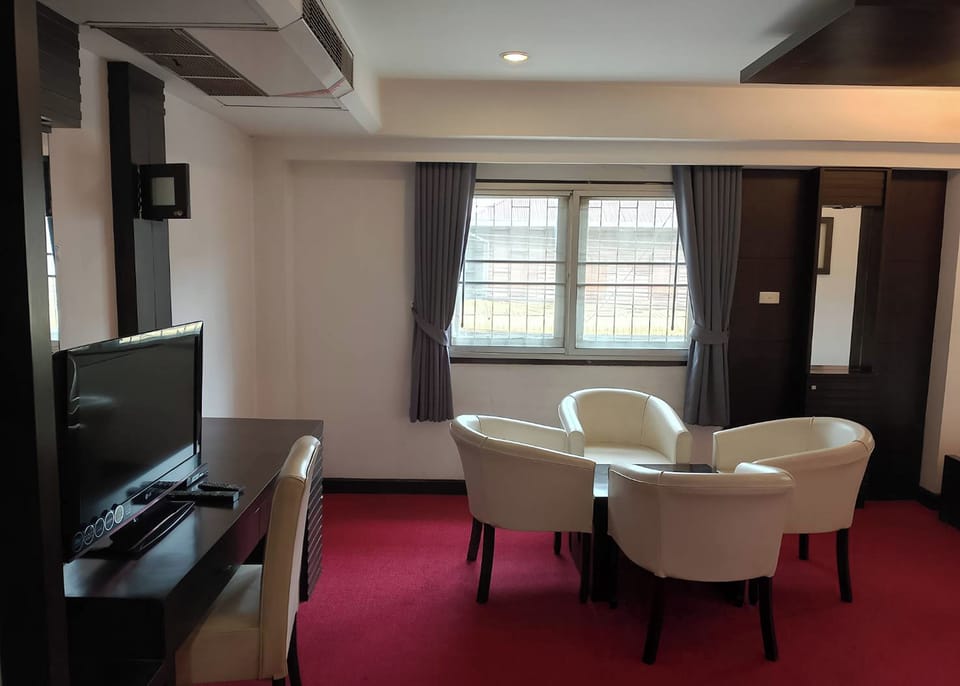 Superior Twin Room | Desk, bed sheets, wheelchair access
