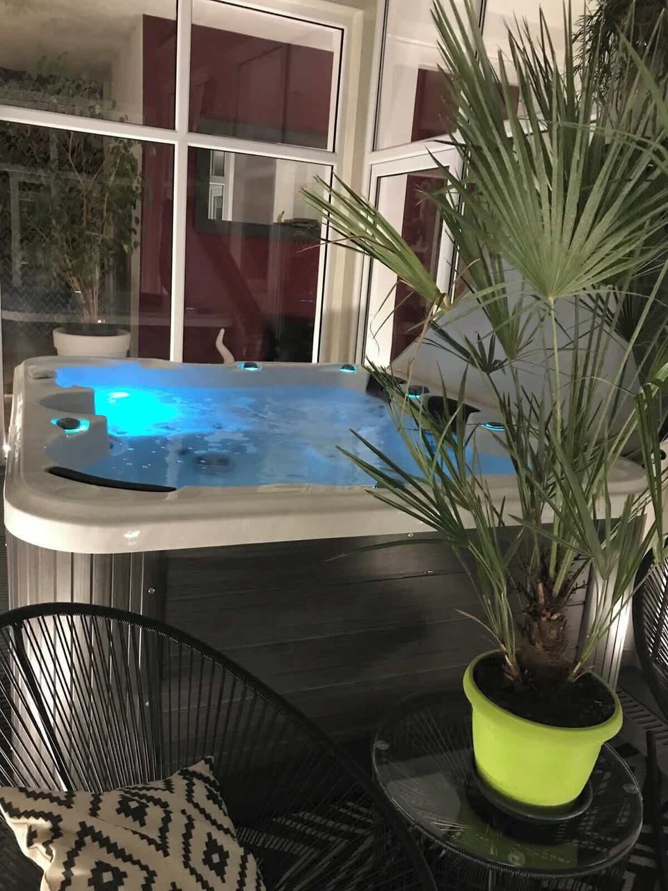 Indoor spa tub