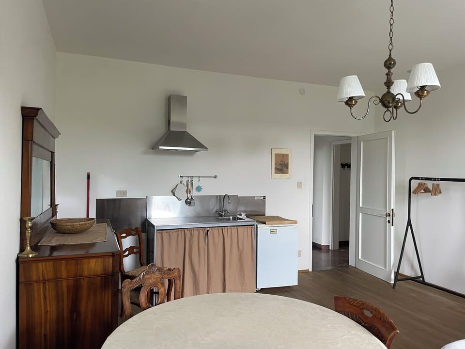 Classic Studio, Hill View | Iron/ironing board, free WiFi