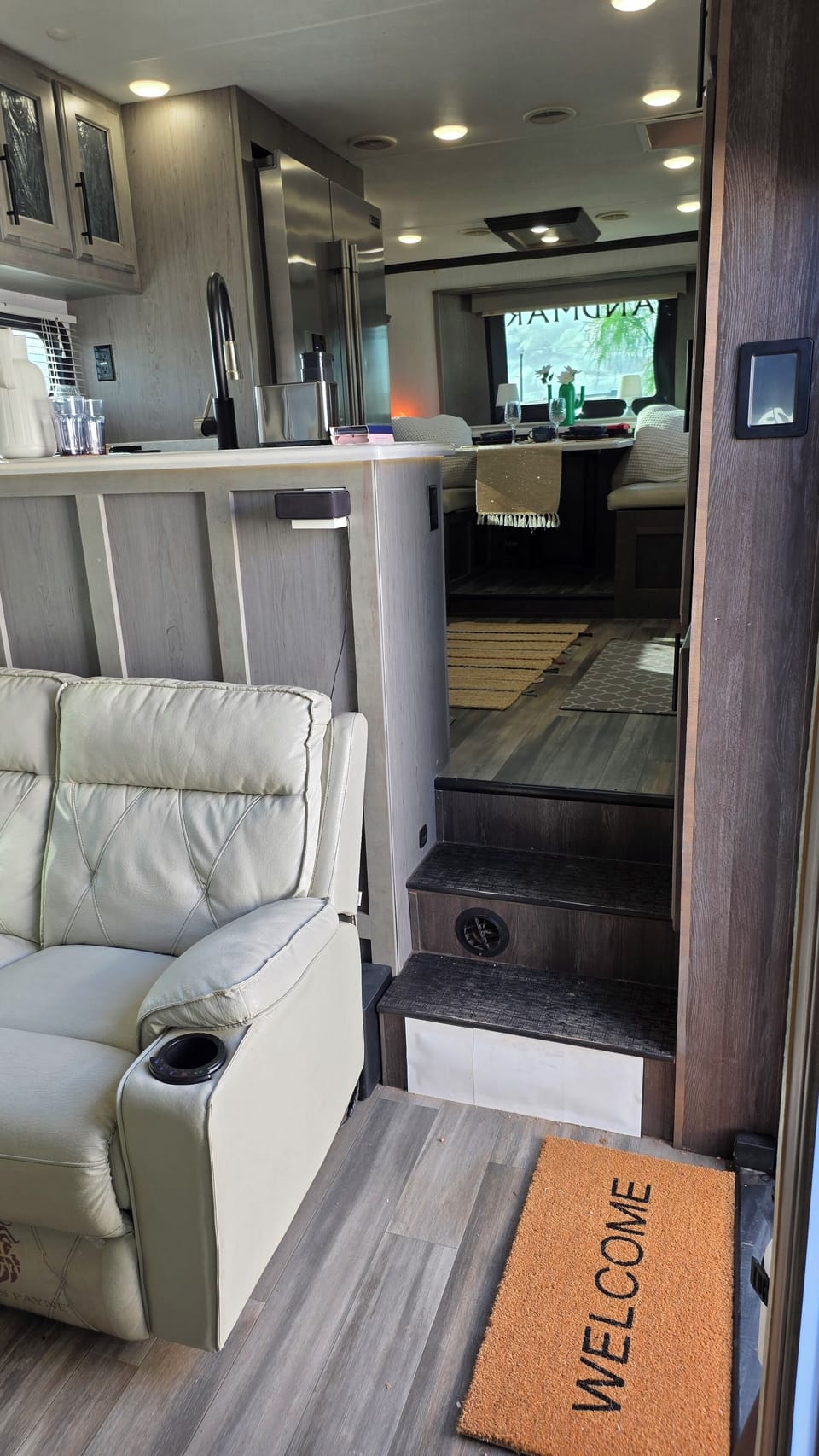 Step inside to luxury! Small steps divide the space