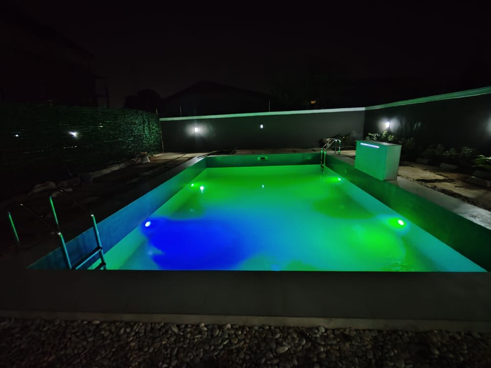 Swim-up bar