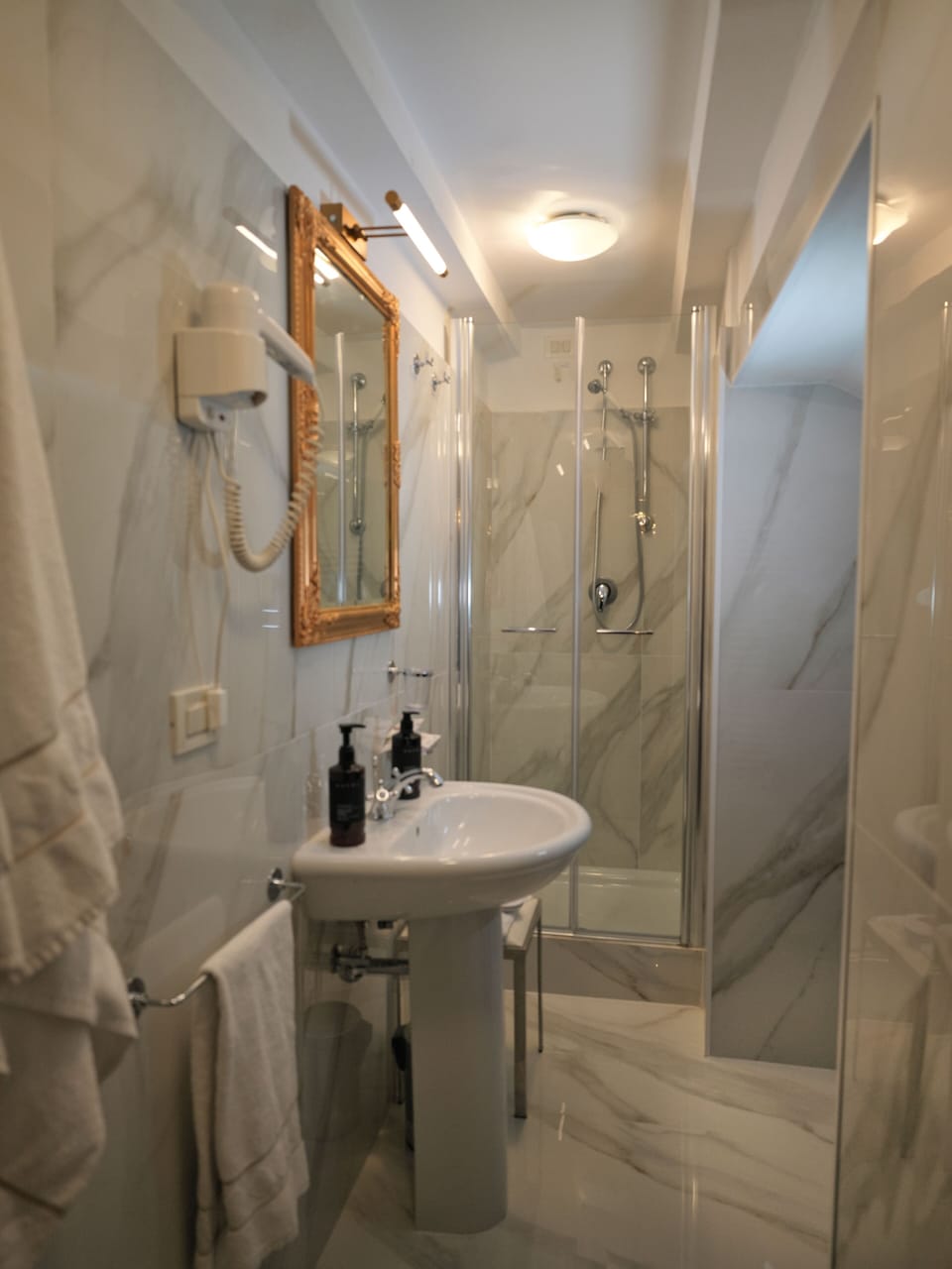 Luxury Studio Suite, 1 King Bed with Sofa bed, Private Bathroom, Courtyard View | Bathroom | Free toiletries, hair dryer, slippers, towels