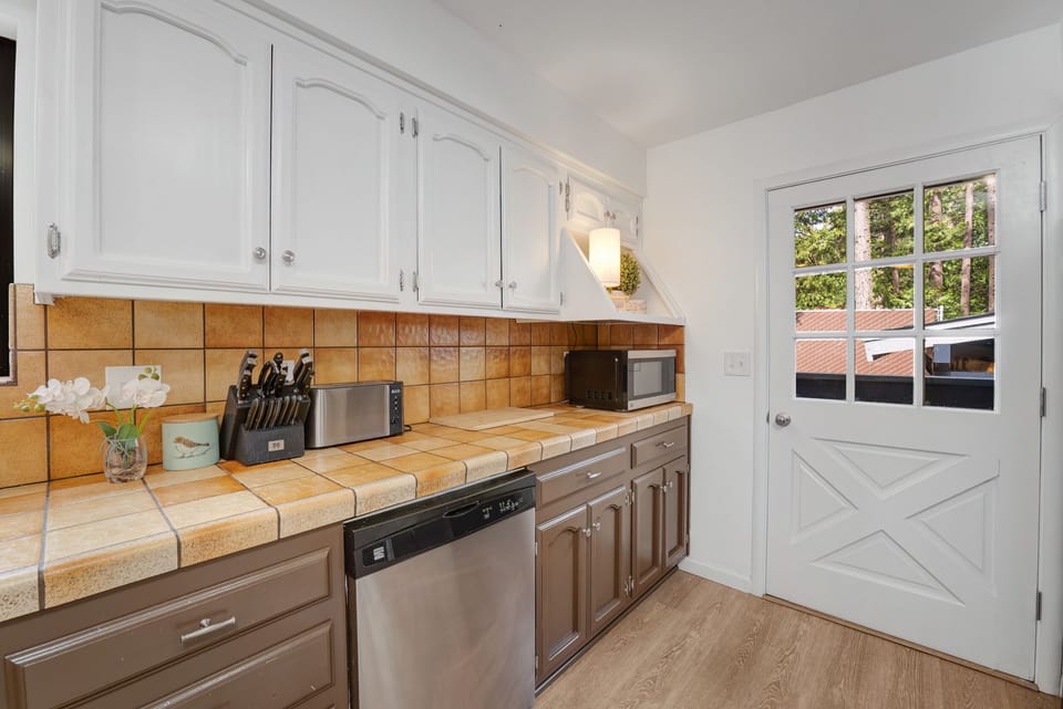 Full knife set and dishwasher