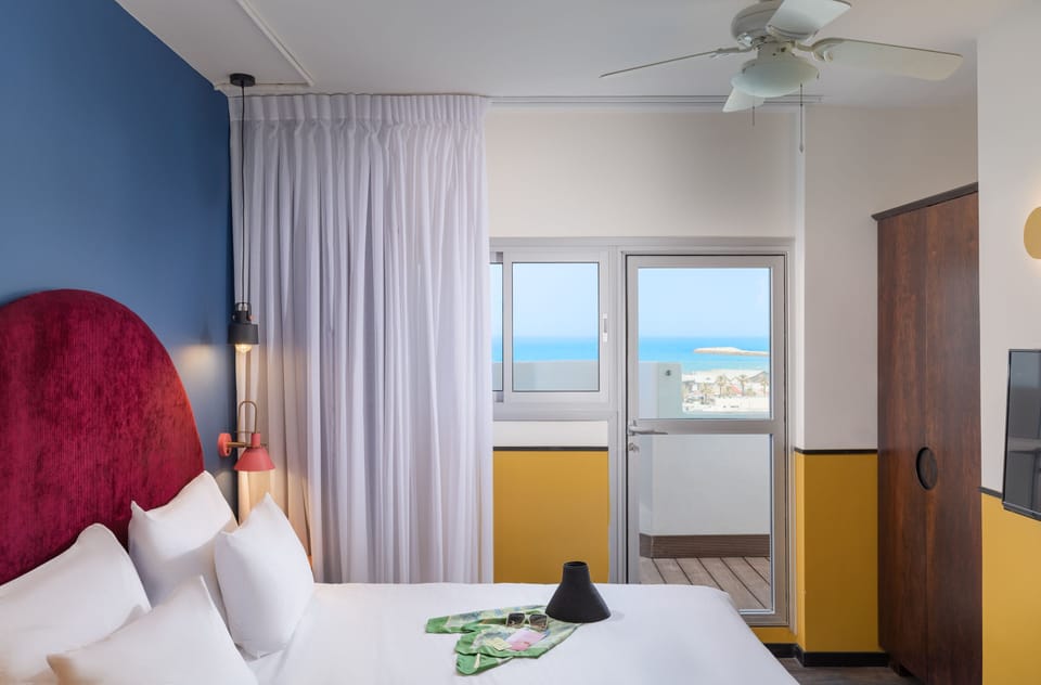 Terrace Suite with Jacuzzi | Minibar, in-room safe, desk, soundproofing