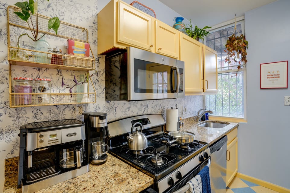 Well equipped kitchen w/ spices, coffee, multiple appliances and steel cookware
