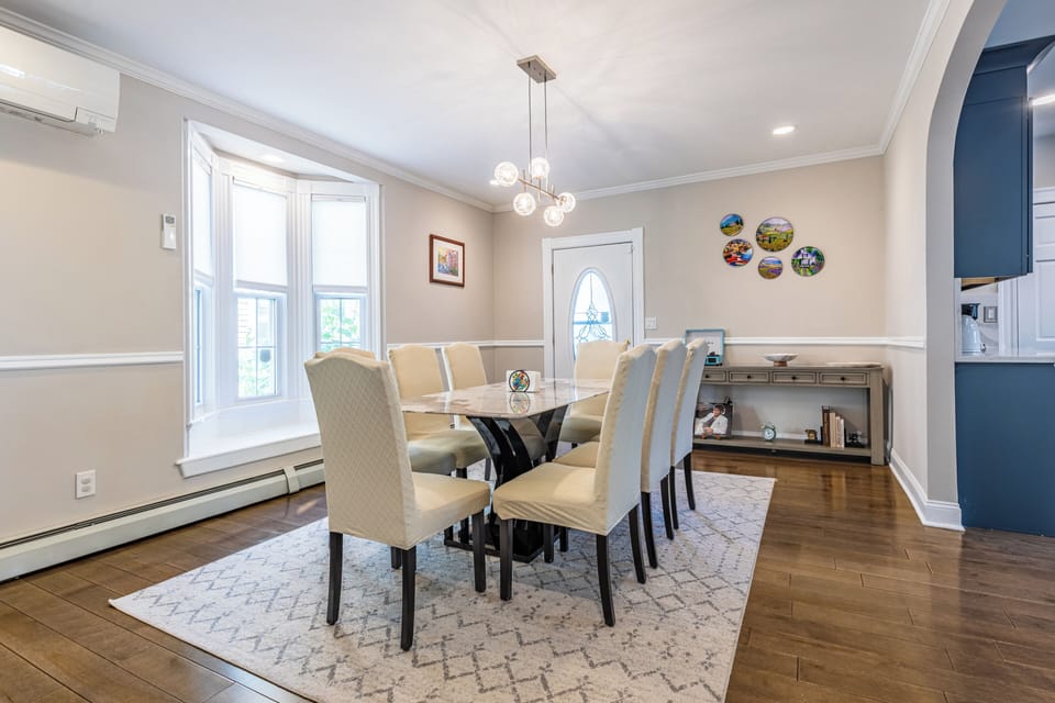Social open-plan layout beautifully connects kitchen & dinning.