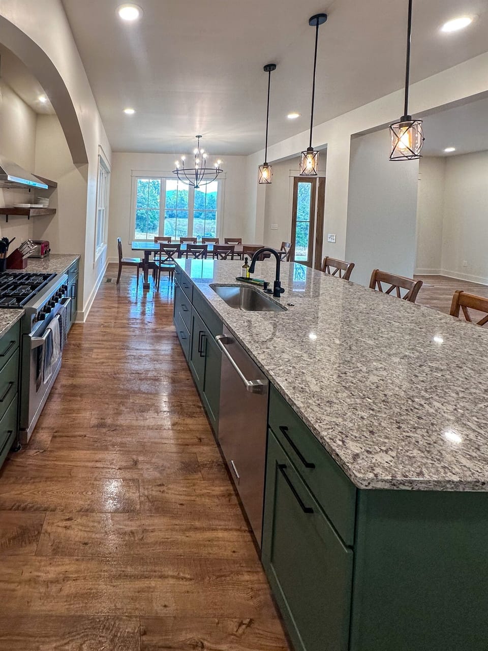 Kitchen & Dining