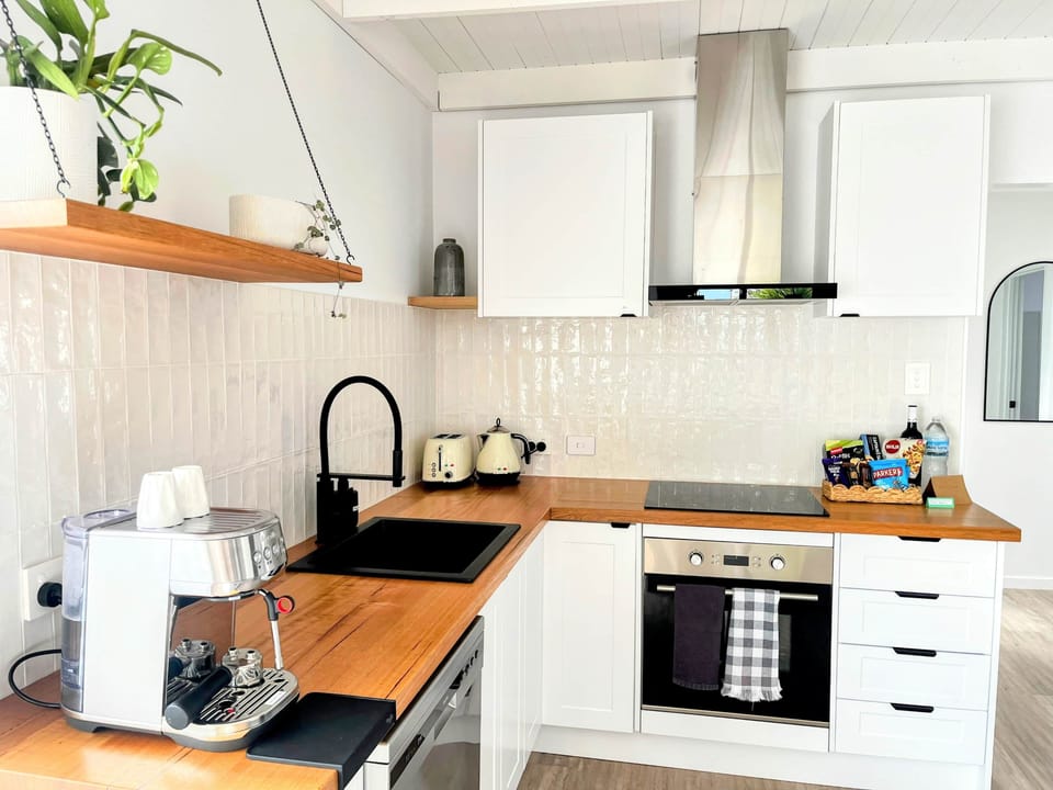 Full Kitchen & Coffee Machine