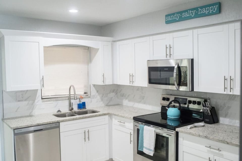 Cook, brew, and savor! ☕ Kitchen delights include a dishwasher, fridge with ice, stove, and microwave. Enjoy Dunkin` Donuts coffee, creamers, sugars, and teas. Your culinary journey begins here! #KitchenMagic #BrewAndChew