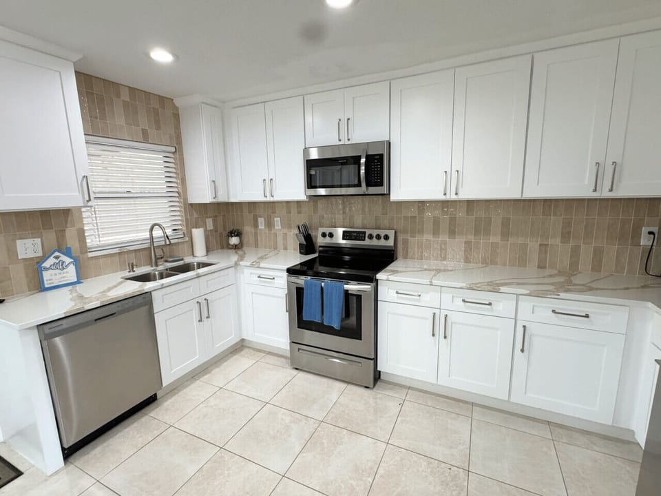 Fully equipped kitchen with a dual drip & Keurig coffee maker, Dunkin’ coffee, starter K-cups, creamers, and sugars. Dishwasher liquid and trash bags included for convenience