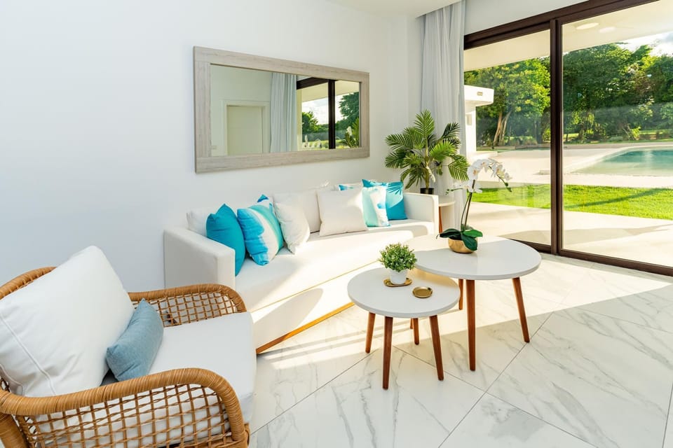 Aqua Golden Wave! Poolfront Corner 2BR @ Cana Rock (2689)