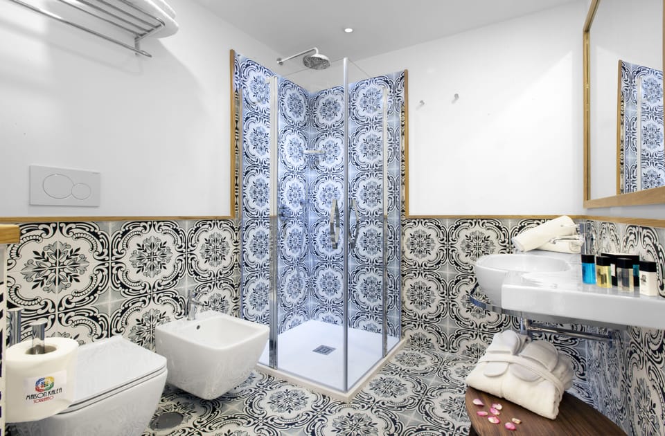 Shower, rainfall showerhead, free toiletries, hair dryer