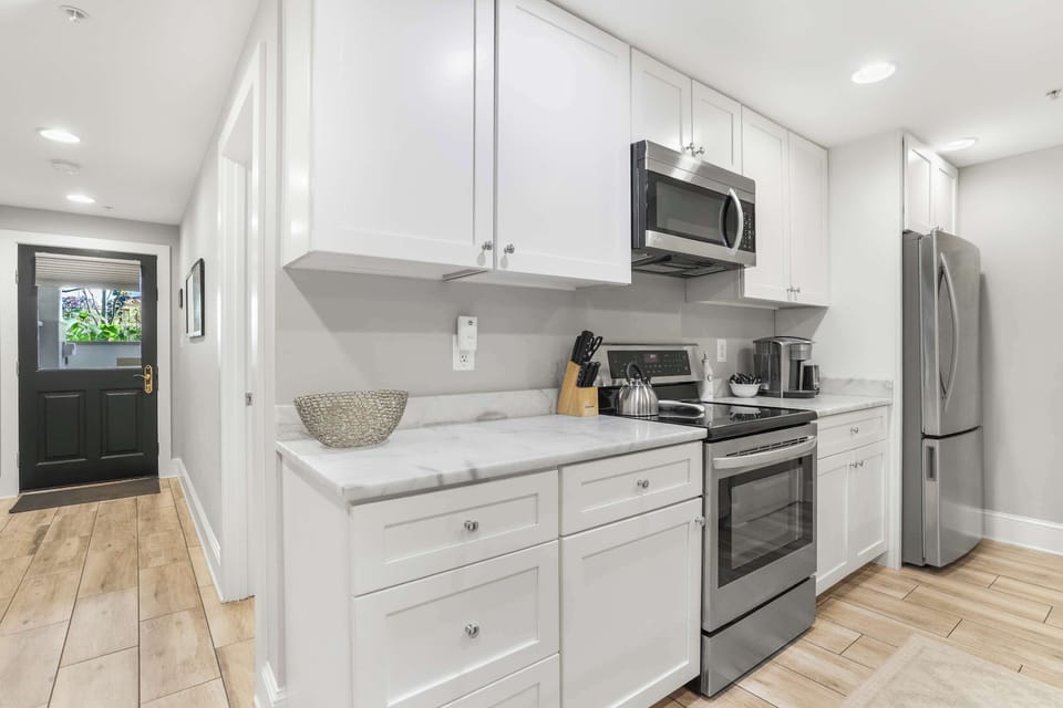 View of main door and fully equipped kitchen 