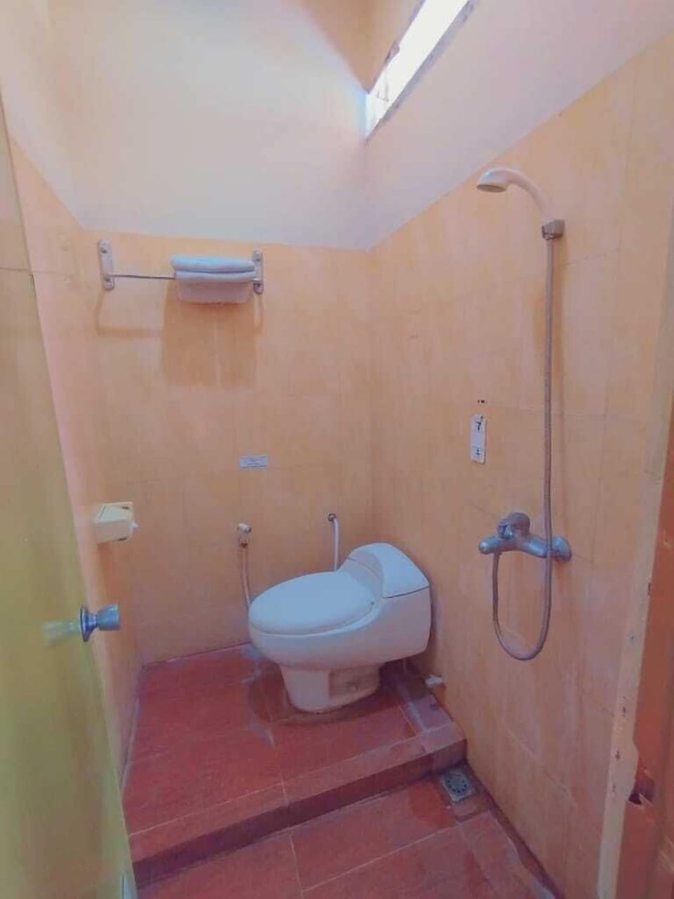 Deluxe Room | Bathroom | Separate tub and shower, towels, soap, shampoo
