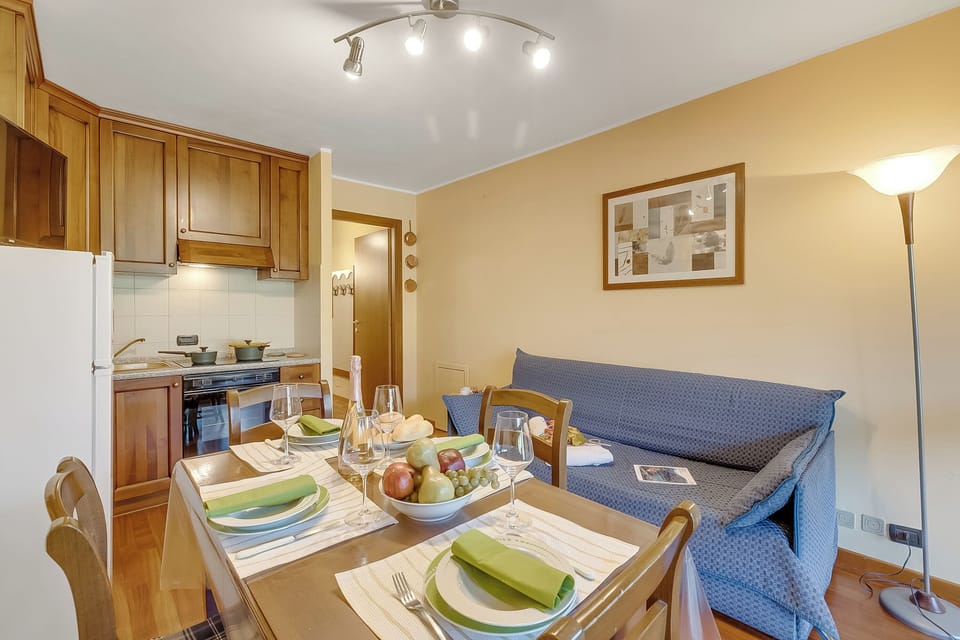 Family Apartment, 1 Bedroom, Balcony (Appartamento Tracce Di Neve) | Dining