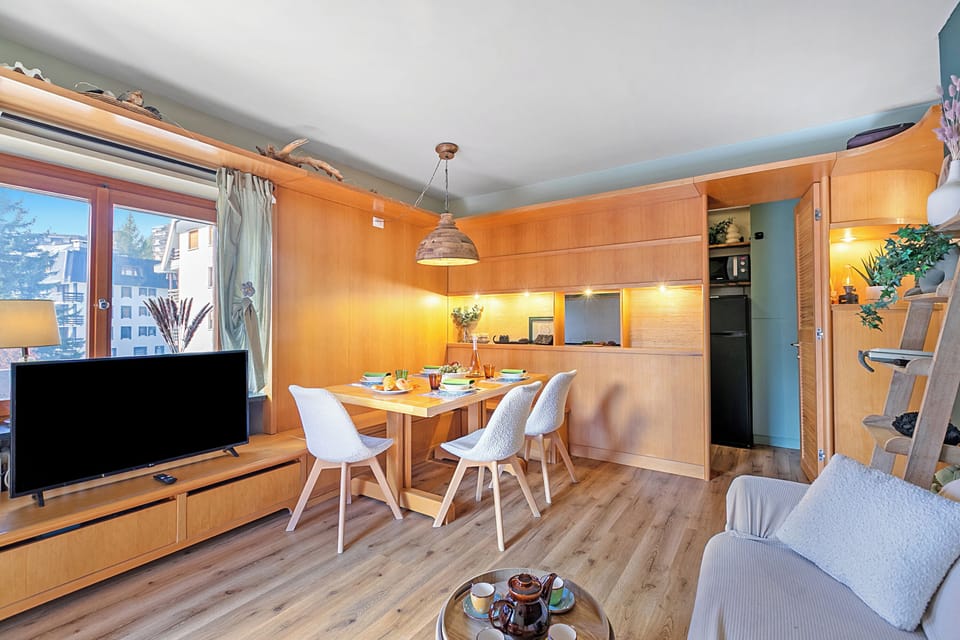 Family Apartment, Multiple Bedrooms (Appartamento Alpine Suite) | Living area | Flat-screen TV