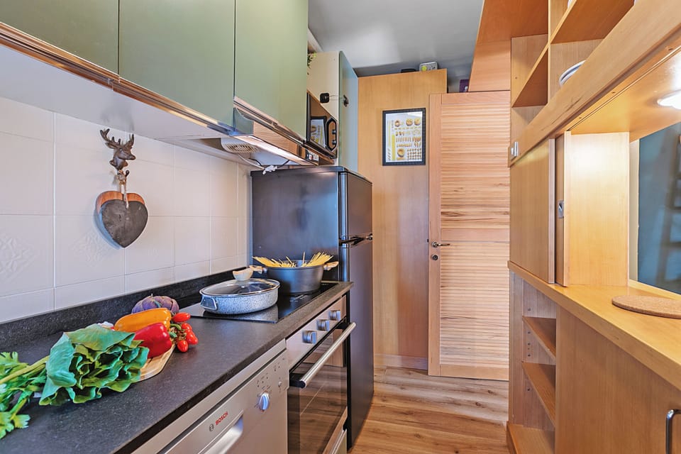 Family Apartment, Multiple Bedrooms (Appartamento Alpine Suite) | Private kitchen | Fridge, oven, stovetop, dishwasher