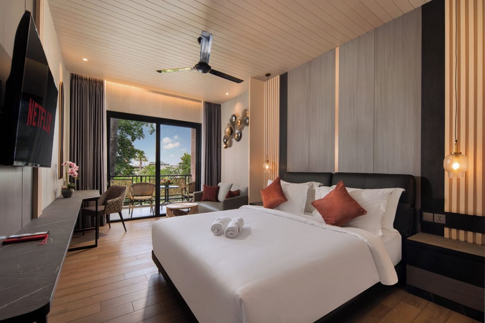 Deluxe Suite, Balcony, Garden View | Premium bedding, pillowtop beds, minibar, in-room safe