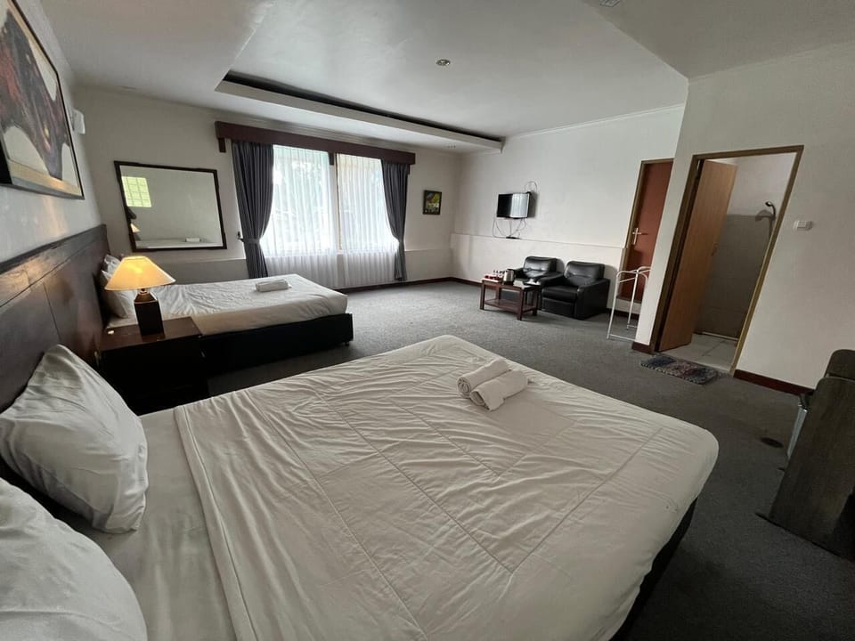Suite Family Room | Desk, free WiFi, bed sheets
