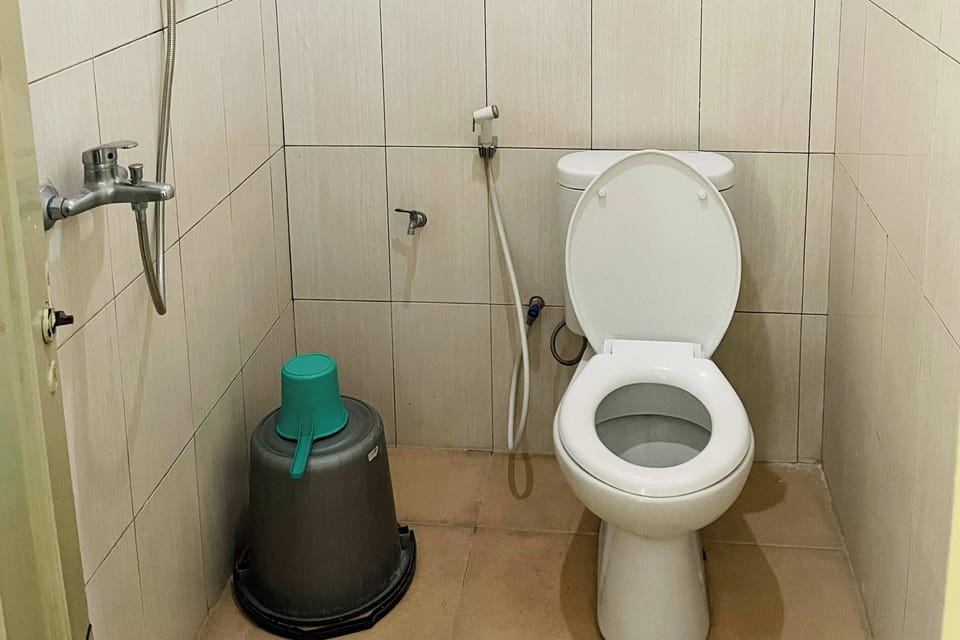 Family Room | Bathroom | Shower, free toiletries, towels