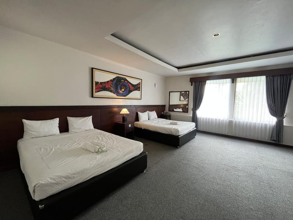Suite Family Room | Desk, free WiFi, bed sheets