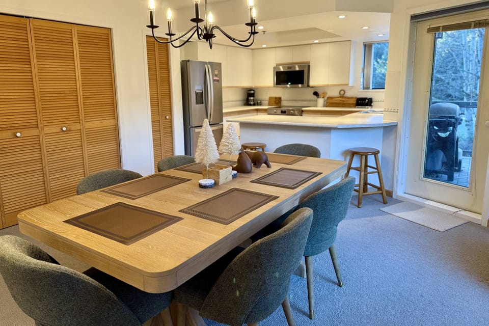 Dining for 6 plus 3 bar stools makes this condo a family favourite