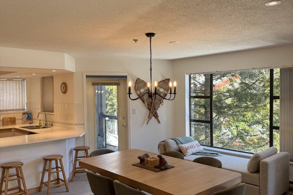 Gather all around in comfort off the kitchen, 6 dining, 3 bar stools and day bed sofa