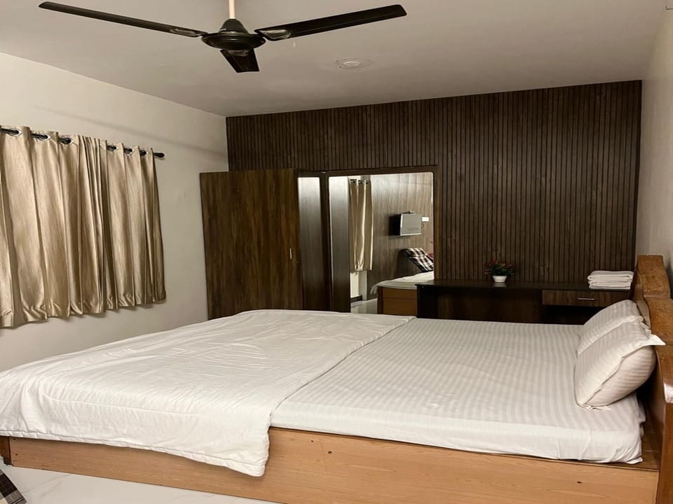 Deluxe Room, 1 Double Bed | Premium bedding, soundproofing, free WiFi, bed sheets