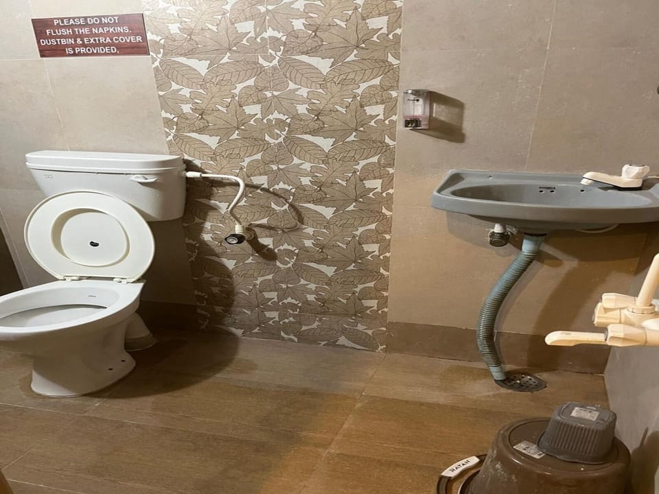 Executive Room | Bathroom | Slippers, towels, soap, shampoo