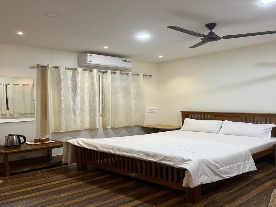 Deluxe Room, 1 Double Bed | Premium bedding, soundproofing, free WiFi, bed sheets