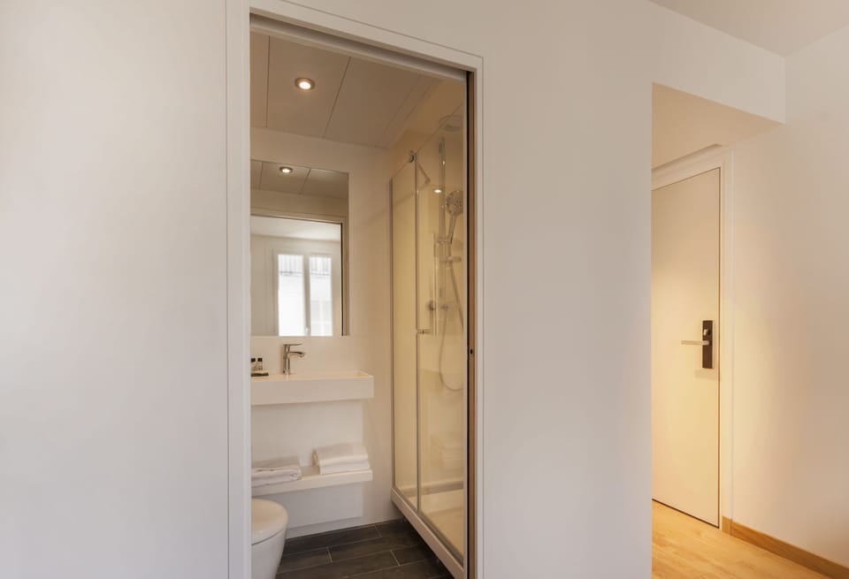 Shower, rainfall showerhead, free toiletries, hair dryer