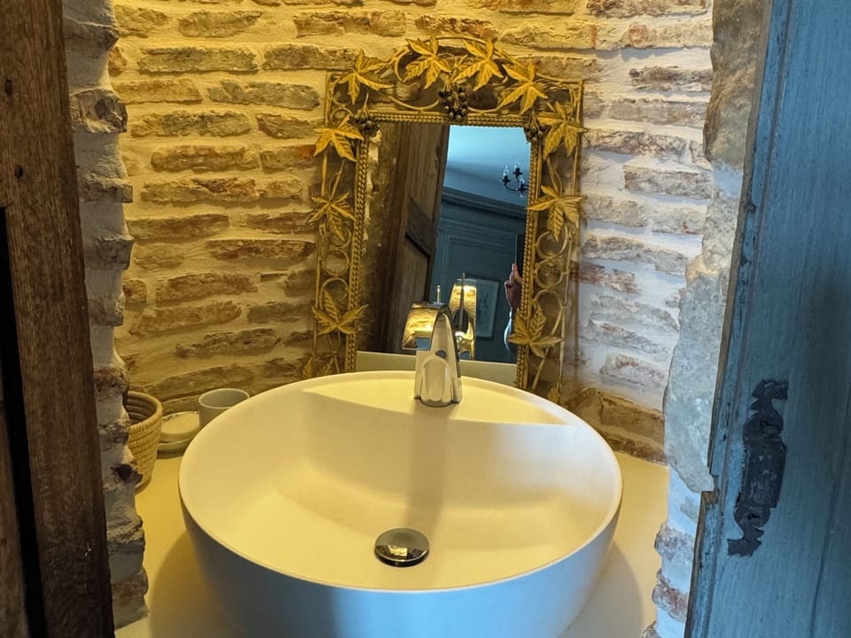 Deluxe Suite, Hill View | Bathroom | Shower, rainfall showerhead, free toiletries, hair dryer