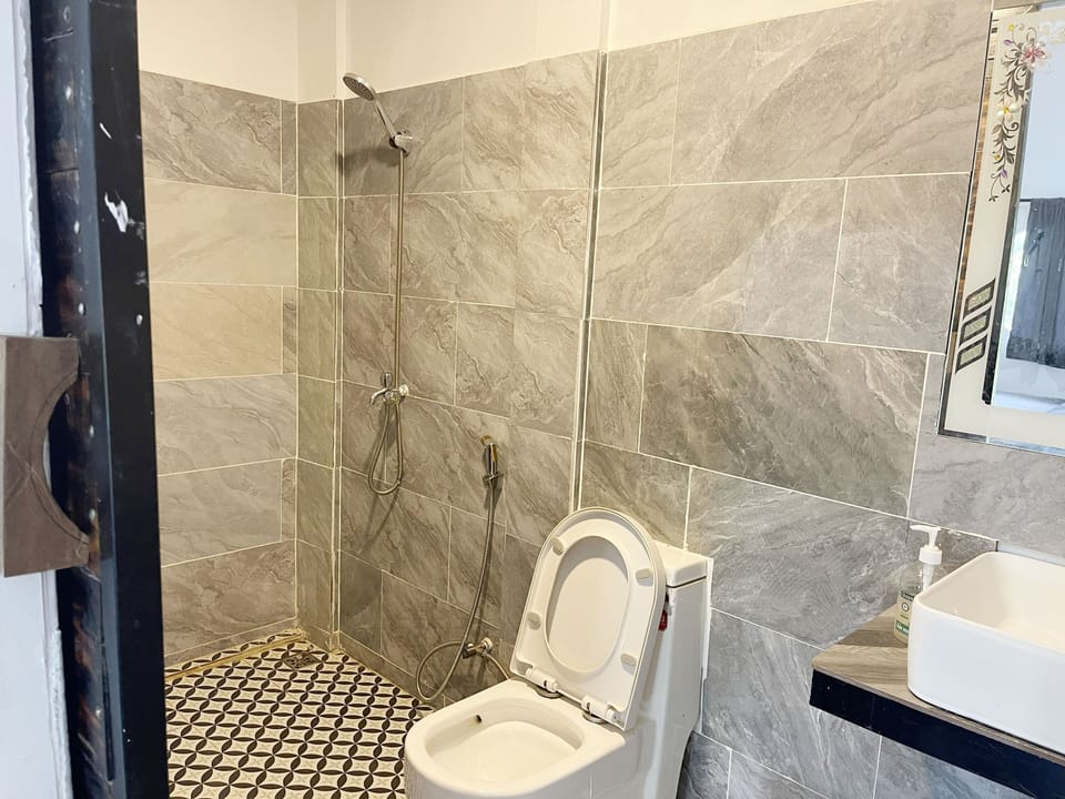 Shower, free toiletries, towels, toilet paper